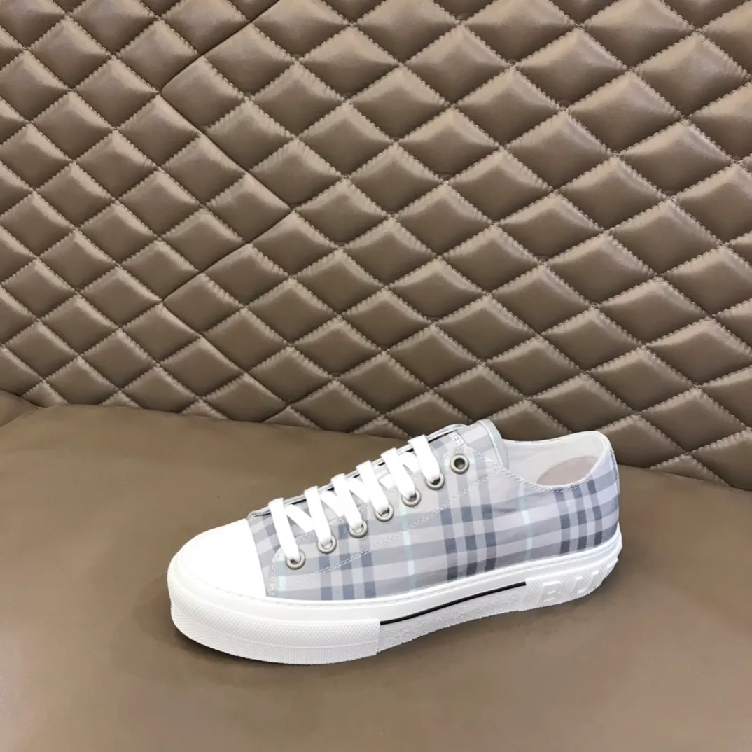 p400 "Burberr*" men's classic low-top sneakers, reinterpreted in Vintage check cotton material and decorated with a new brand logo. First-layer sheepskin lining, embossed Burberry logo on the heel, and original TPU outsole! Size: 38-44 No. 068